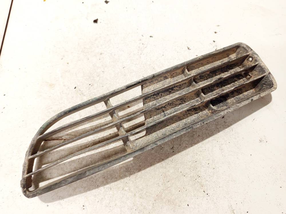 8D0807346 Audi A4 1998 Bumper Grille - FRONT RIGHT