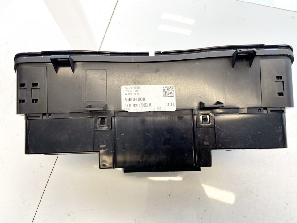 1K0920962A Volkswagen Jetta 2006 Spidometras - prietaisu skydelis - Thumbnail 3