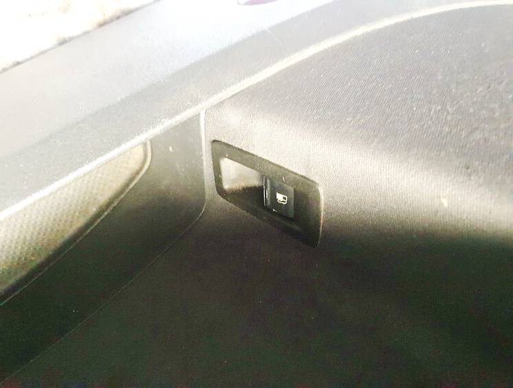 1F0959527 Volkswagen Touran 2006 Degvielas tvertnes atvēršanas poga