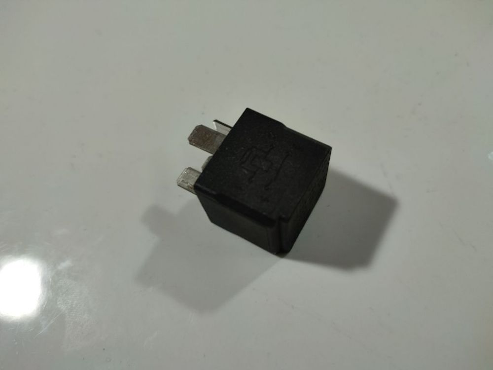 7RA00779105 Opel Astra 2005 Przekaźnik