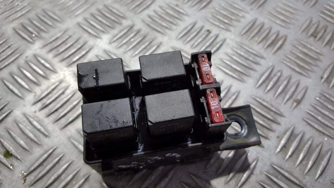 MB953382 Mitsubishi Carisma 1998 Fuse box