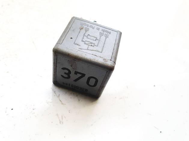 8D0951253A Volkswagen Passat 2001 Relay module - Thumbnail 2