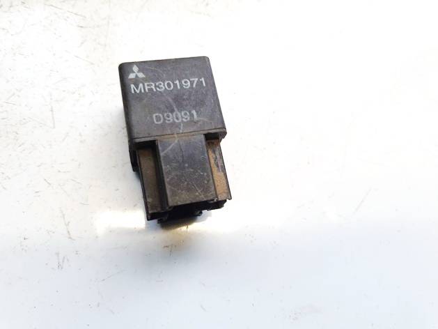 MR301971 Mitsubishi Pajero 2002 Relay module