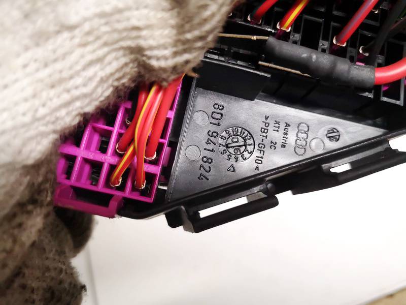 8D1941824 Audi A4 2007 Fuse box - Thumbnail 3