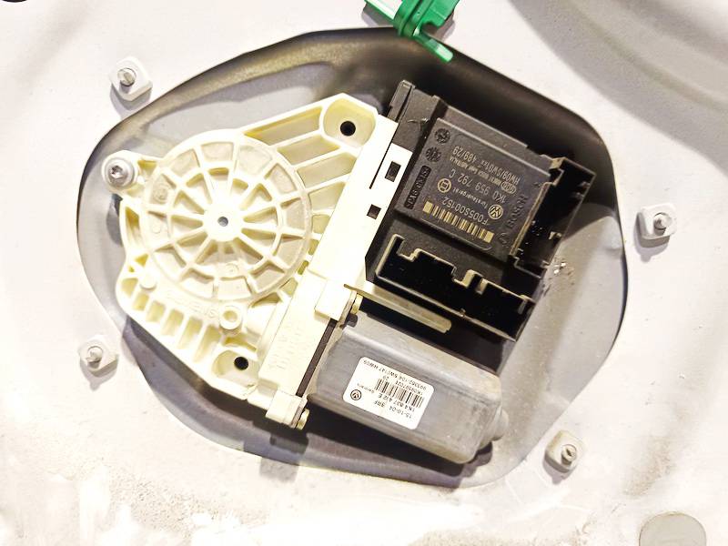 1K0959702E Volkswagen Golf 2004 Моторчик стеклоподъемника - передний правый