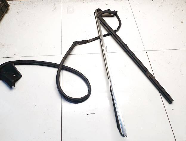 Mercedes-Benz CLS-CLASS 2007 Listwa szyby drzwi - TYLNE PRAWE