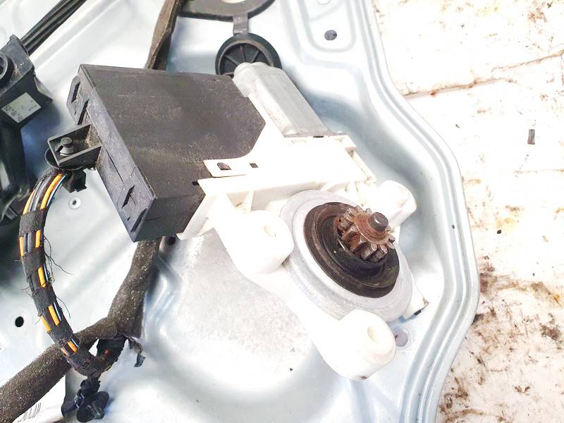 30724757 Volvo V50 2006 Durvju loga pacēlāja motors - AIZMUGURE PA LABI - Thumbnail 3