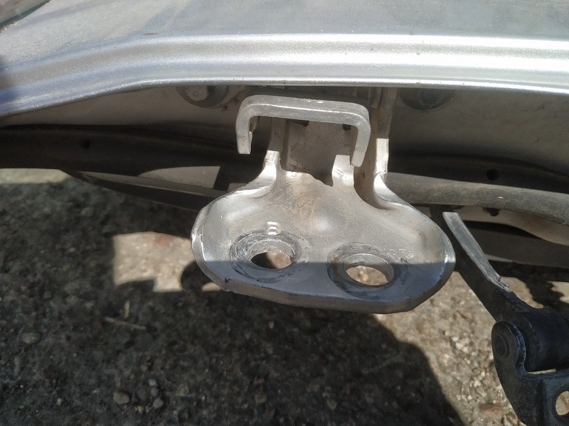 Ford Fiesta 2002 Aizmugurējo durvju eņģe - AIZMUGURE