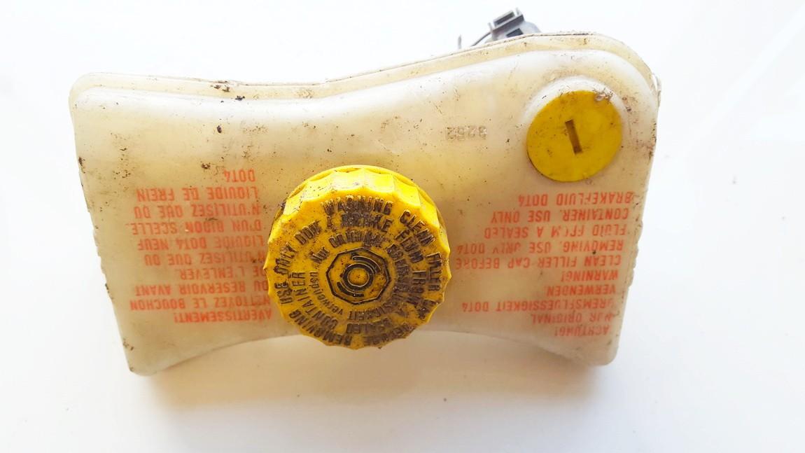 320670094 Volkswagen Passat 2003 Brake Master Cylinder Reservoir