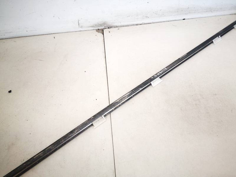 Renault Clio 2002 Listón embellecedor de la ventana de la puerta trasera - TRASERO DERECHO