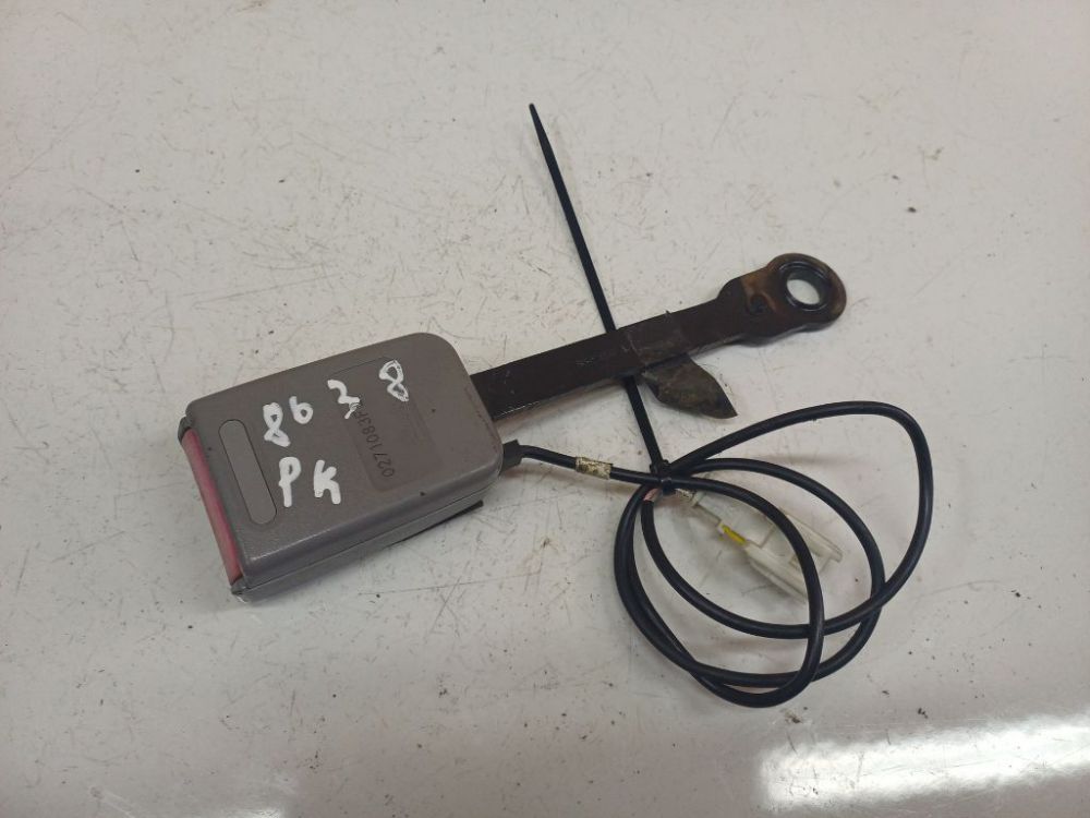 0271083F2 Ford Focus 2010 Zaczep pasa bezpieczeństwa - PRZEDNIE LEWE