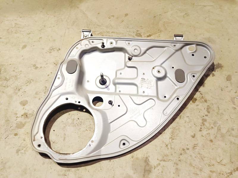 4M51A045H22B Ford Focus 2006 Durvju loga pacēlājs - AIZMUGURE PA LABI