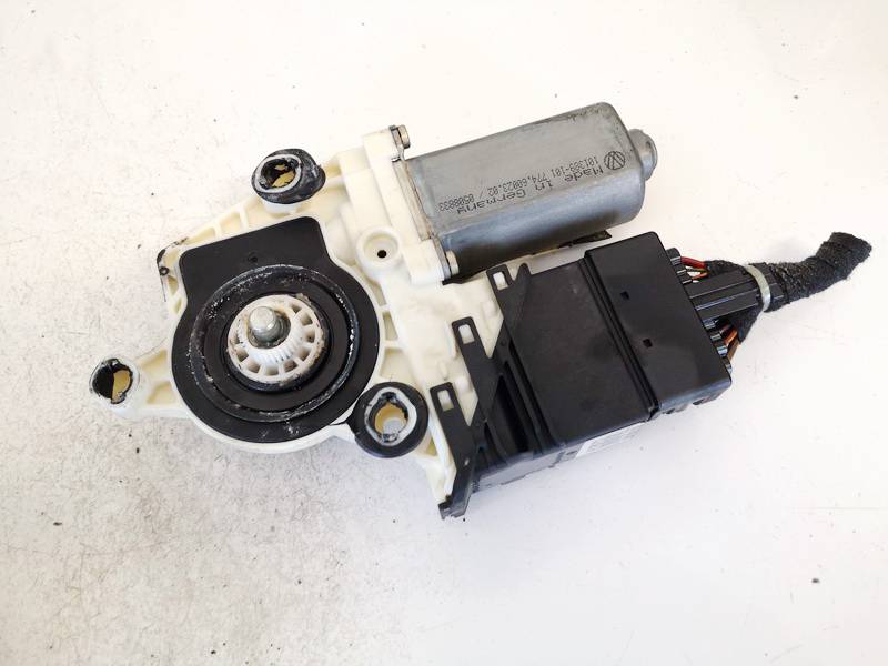 1J4959811C Volkswagen Golf 1998 Window Motor - REAR LEFT
