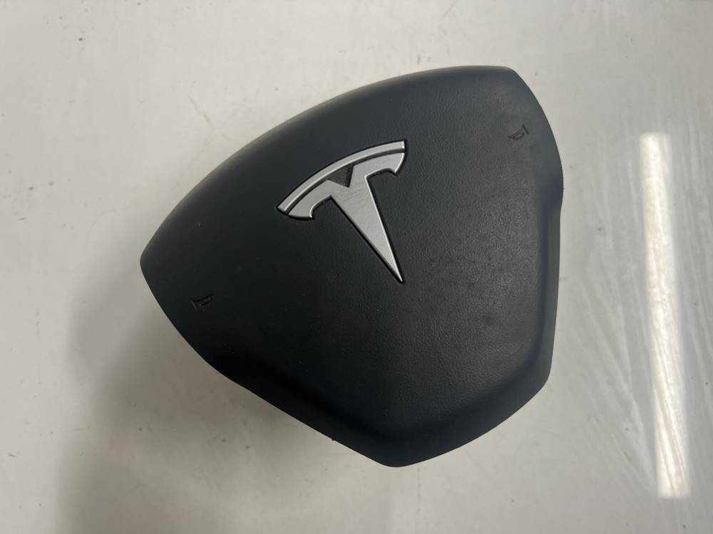 162661700B Tesla Model Y 2023 Vairo oro pagalve