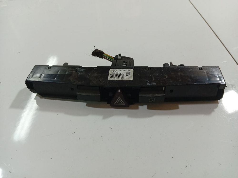 13100105 Opel Astra 2006 Hazard switch