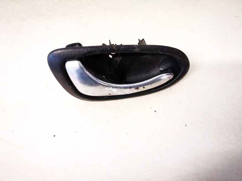 82671AV600 Toyota Yaris 2000 Oven sisäkahva - TAKANA VASEMMALLA