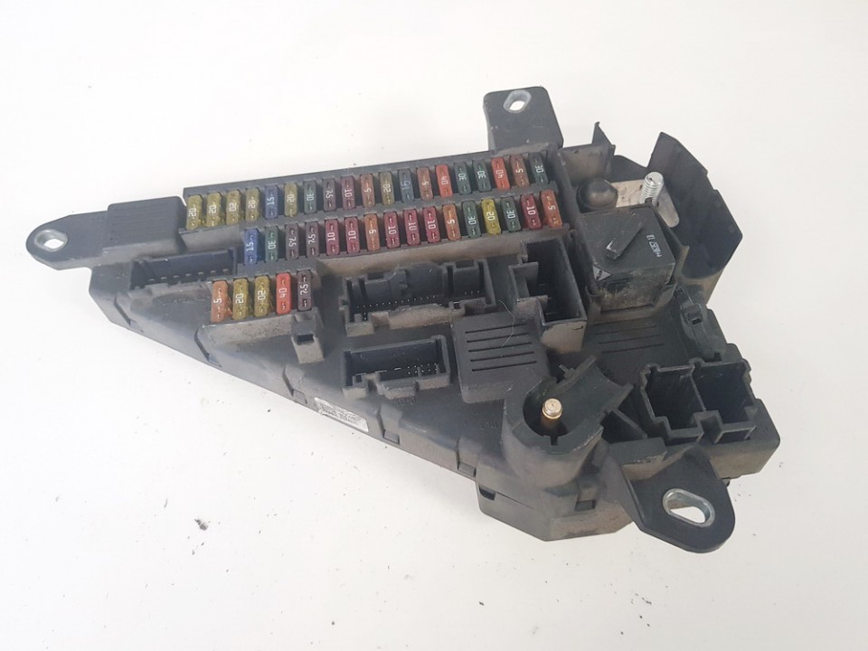 690661901 BMW 5-Series 2006 Fuse box