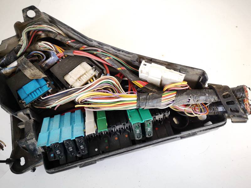 Volkswagen Passat 1997 Skrzynka bezpieczników - Thumbnail 3