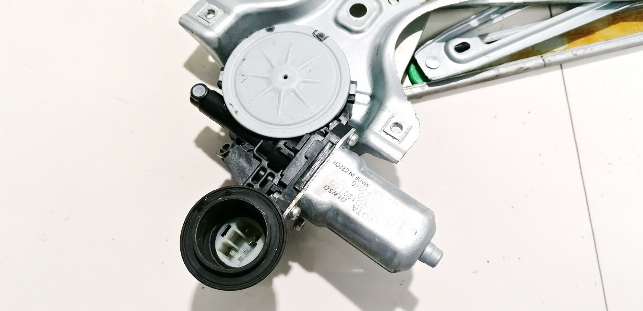 857200D120 Toyota Yaris 2009 Silnik podnośnika szyby drzwi - PRZEDNIE LEWE