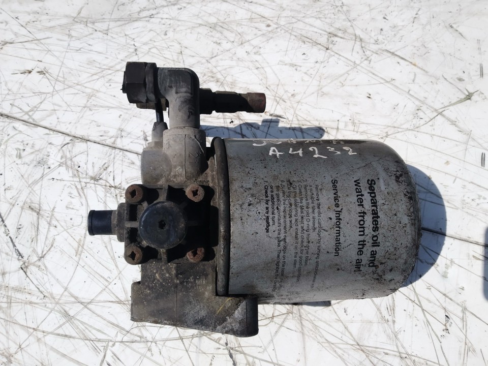 Truck -Scania 4-series 2002 Replacing Oil Breather (Oil Decanter ...