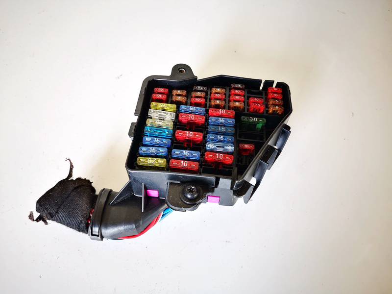 8D1941824 Audi A3 1997 Fuse box