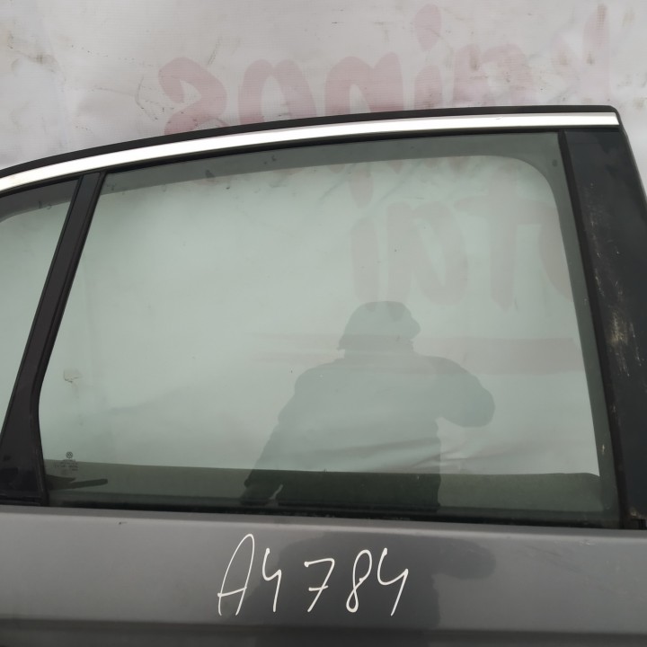 Volkswagen Jetta 2006 Oven lasi - TAKANA OIKEALLA