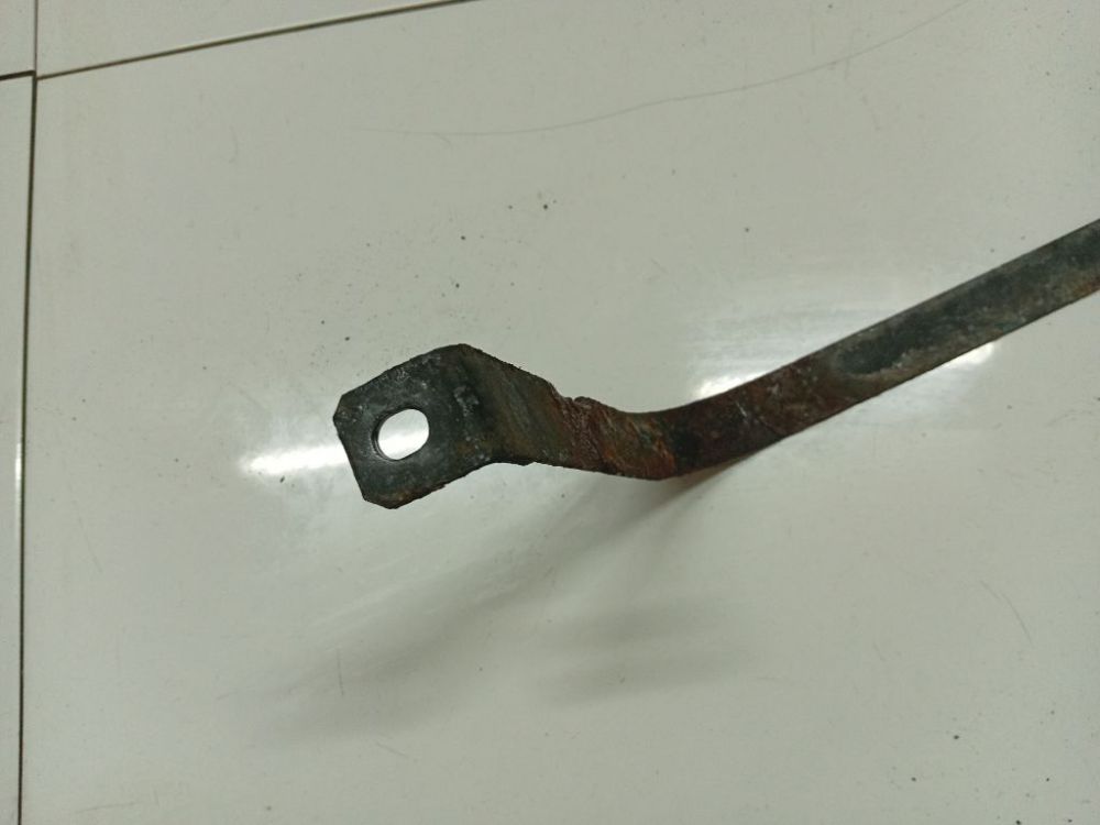 Suzuki Swift 2006 Polttoainesäiliön kiinnitys (polttoainesäiliön kiinnitysremmi) - Thumbnail 4