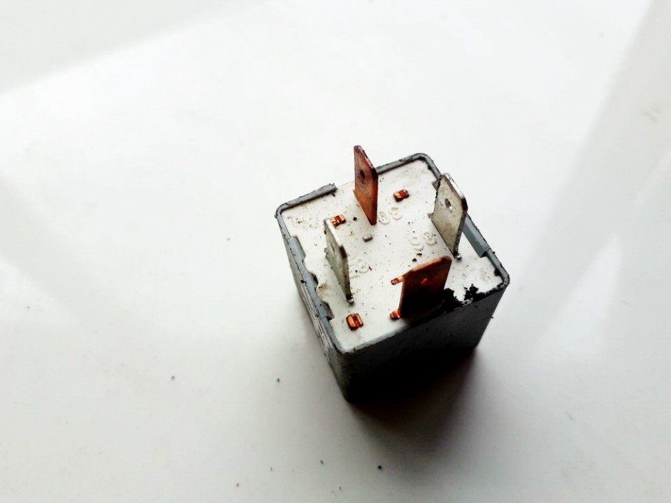 141951253B Volkswagen Passat 1994 Relay module - Thumbnail 2