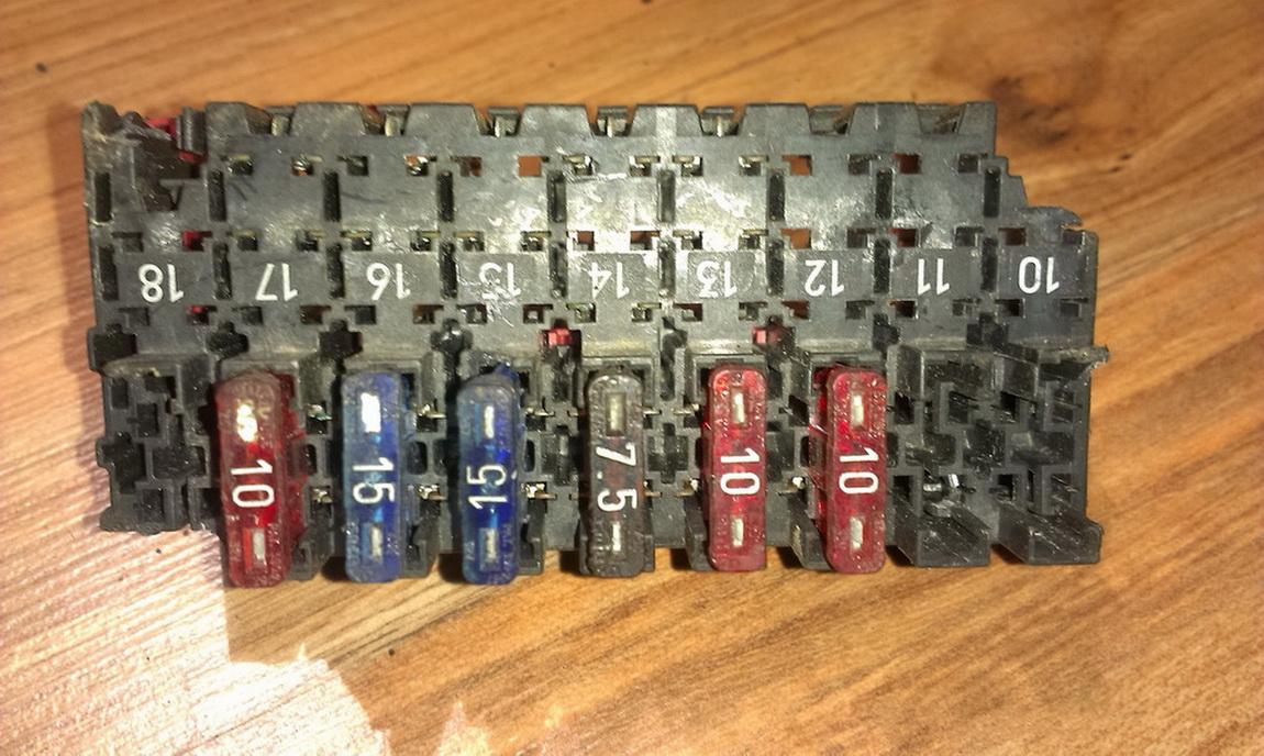 0015458401 Mercedes-Benz E-CLASS 2003 Fuse box