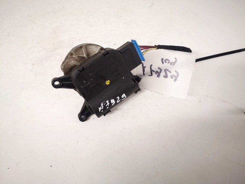 8E1820511C Audi A4 2001 Silnik klapki nagrzewnicy