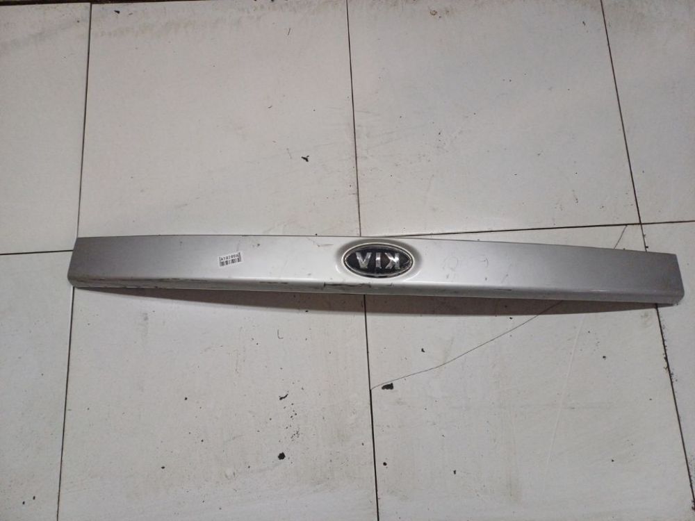 873111D000 Kia Carens 2007 Aizmugurējā vāka ārējā apdare (numura apgaismojums) - AIZMUGURE