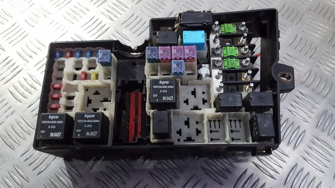 518818109 Mazda 3 2003 Fuse box
