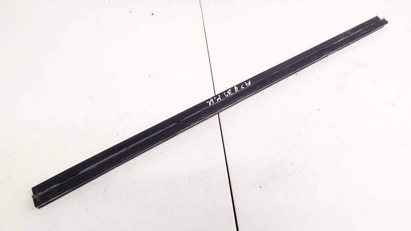 Skoda Octavia 1998 Glass Trim Molding-weatherstripping - FRONT RIGHT