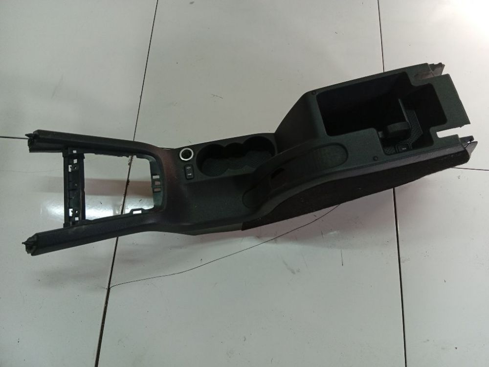 320010111363501 Skoda Octavia 2009 Center console