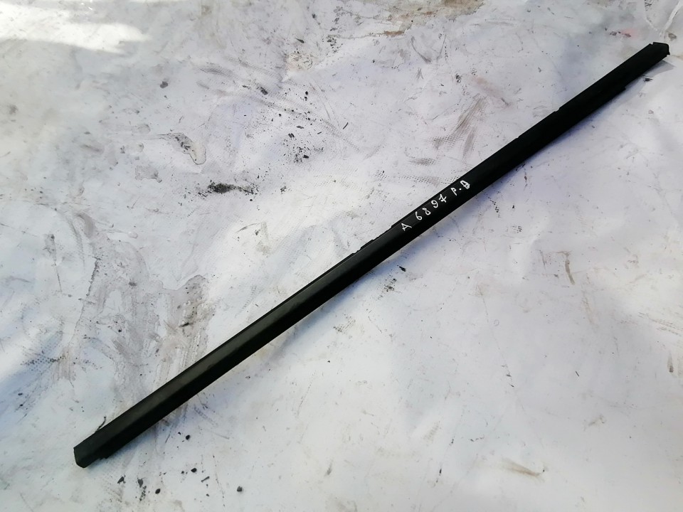 Nissan Almera 2000 Oven lasin tiivistelista - EDESSÄ OIKEALLA