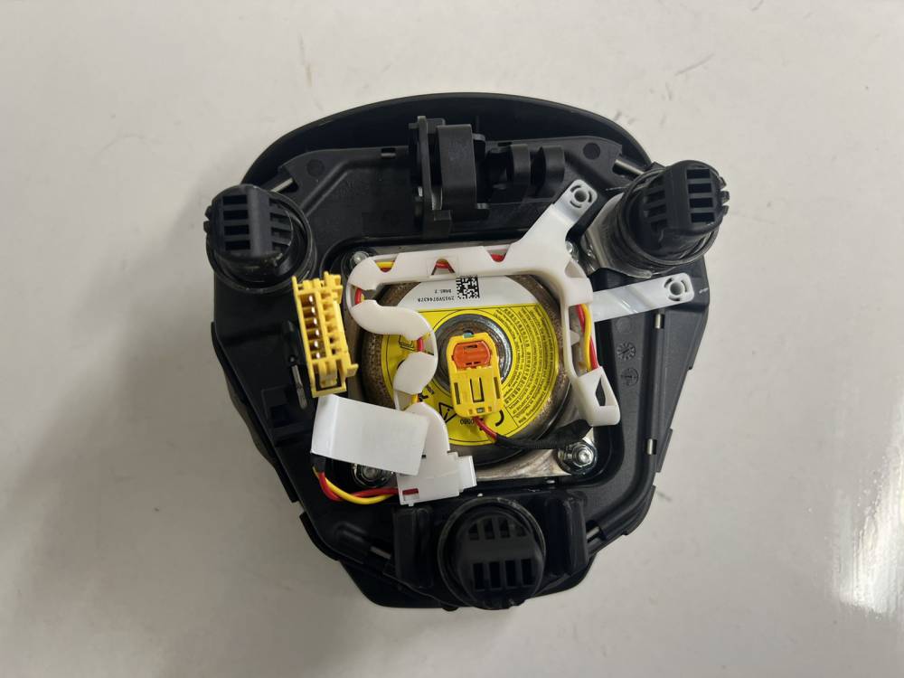 DNE23094022005 Tesla Model Y 2023 Vairo oro pagalve - Thumbnail 3