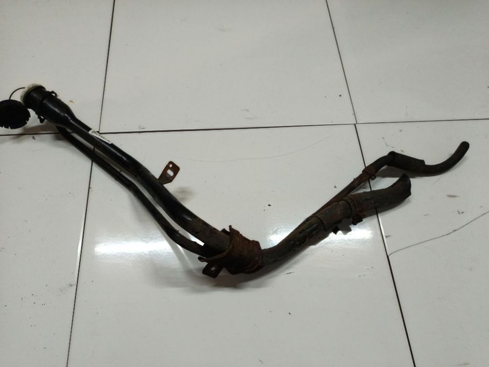 Mazda 3 2008 горловина топливного бака