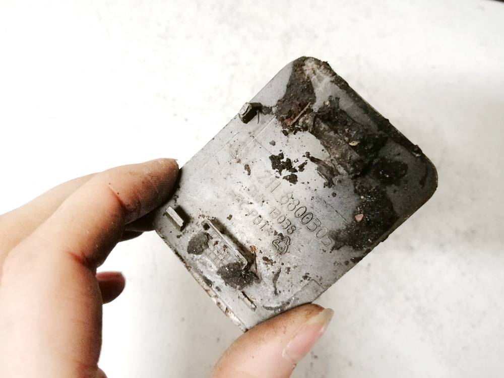 A2118800305 Mercedes-Benz E-CLASS 2002 Takapuskurin hinaussilmukan suojakansi - TAKANA - Thumbnail 3