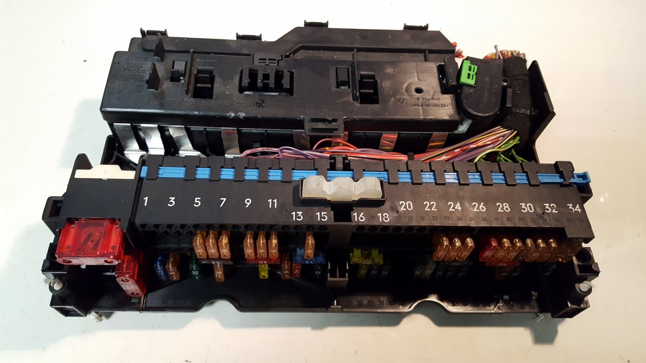 8364542 BMW 3-Series 2003 Fuse box