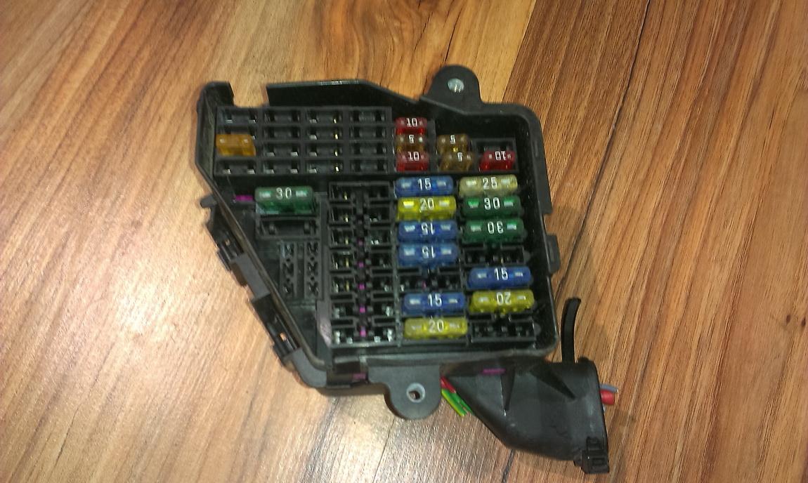 8D2941824 Volkswagen Passat 1998 Fuse box