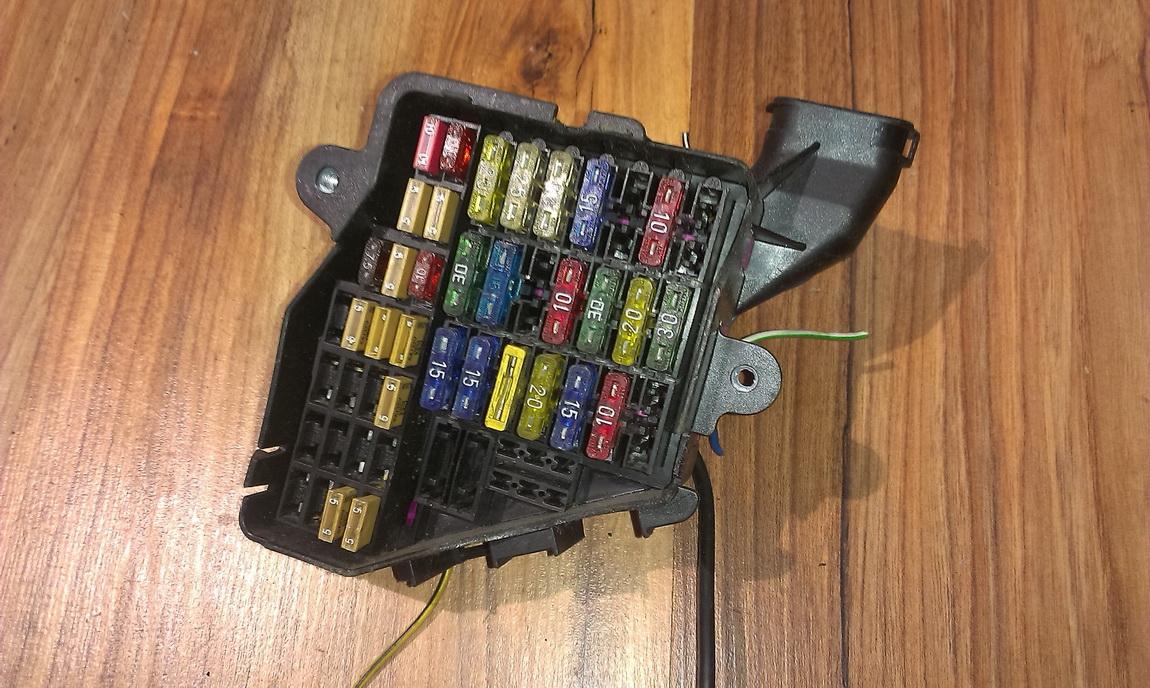 8D2941824 Volkswagen Passat 1998 Fuse box