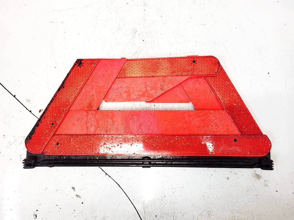 E1327R030003 Audi A6 2005 Warning Triangle Integrated into Trunk