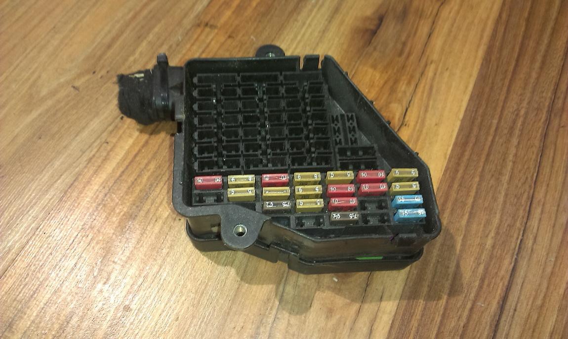 8D2941824 Volkswagen Passat 1998 Fuse box