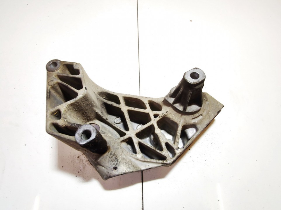 038199207J Volkswagen Golf 1999 Engine Mount Bracket and Gearbox Mount Bracket