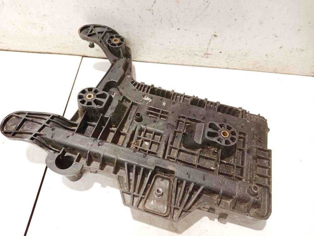 1K0915333 Volkswagen Passat 2010 Obudowa baterii - akumulatora