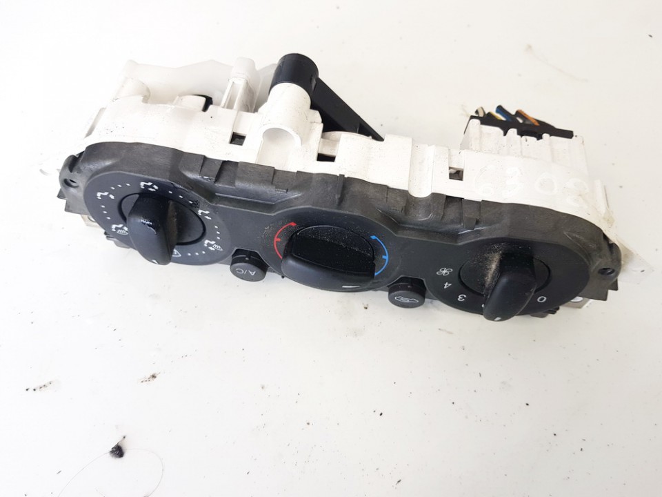 3M5T19980AD Ford Focus 2006 Climate Control Panel (heater control switches)