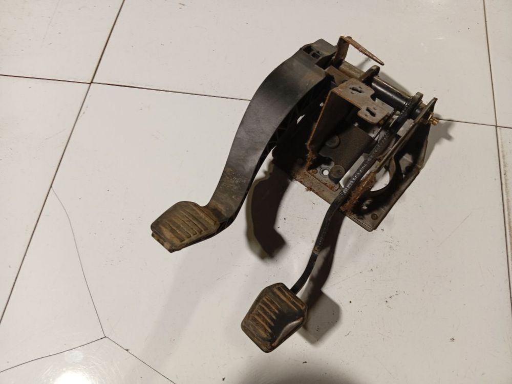 Ford Fusion 2004 Clutch pedal