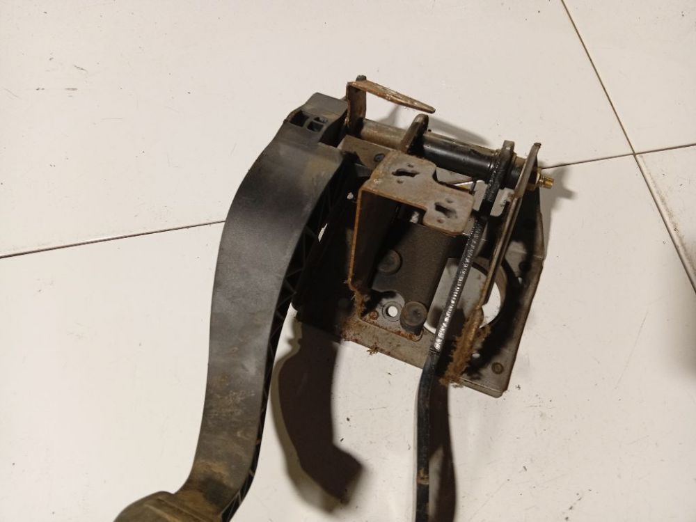 Ford Fusion 2004 Clutch pedal - Thumbnail 3