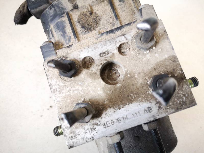 8E0614111AB Volkswagen Passat 1998 ABS Unit (ABS Brake Pump) - Thumbnail 2