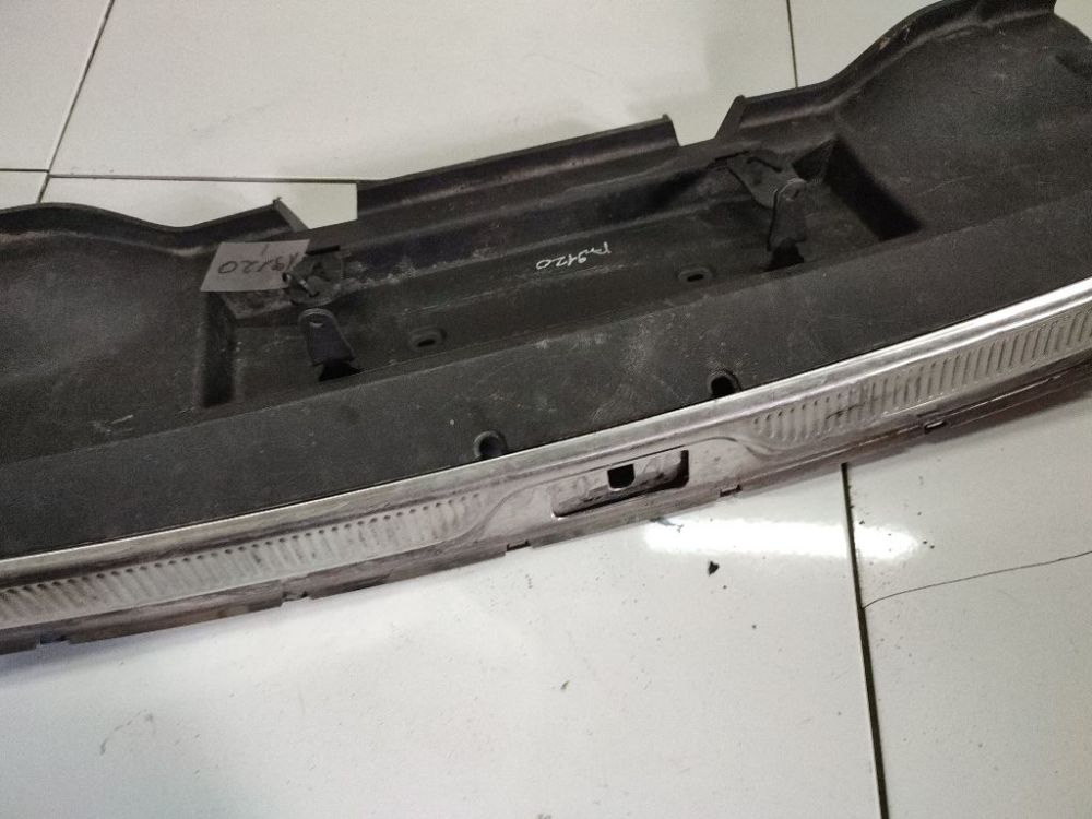 Skoda Superb 2010 Bagāžnieka iekšējā apdare pie slēdzenes - Thumbnail 2